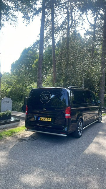 Rouwauto bij de begraafplaats